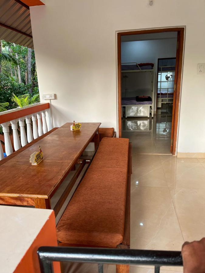 Bonds Hostel Candolim Esterno foto